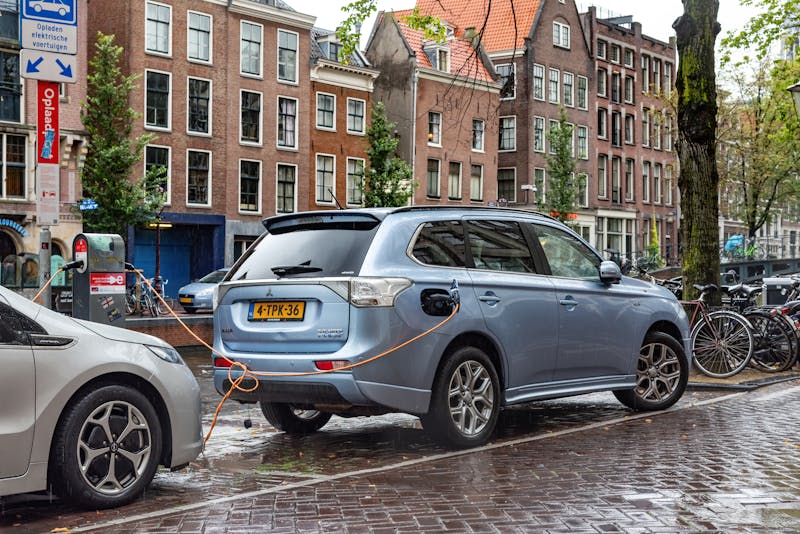 Auto aan een openbare laadpaal in de buurt