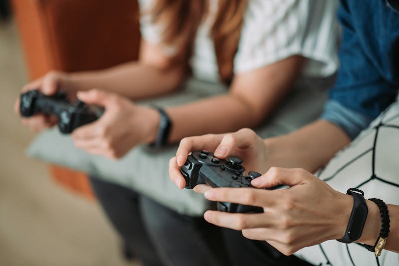 Vrouw en man met gameconsole