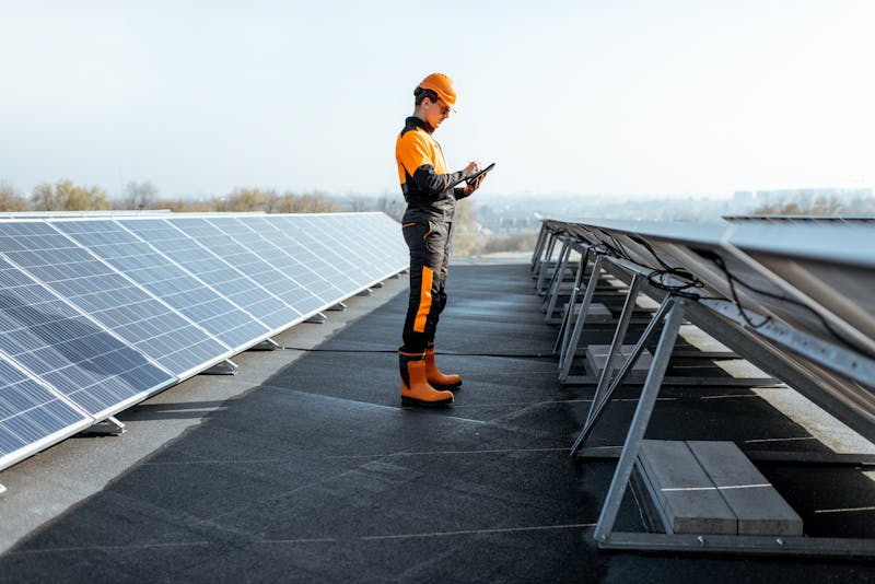 Zonnepanelen op een plat dak