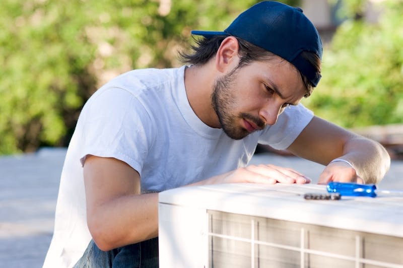 Een warmtepompinstallateur aan het werk.