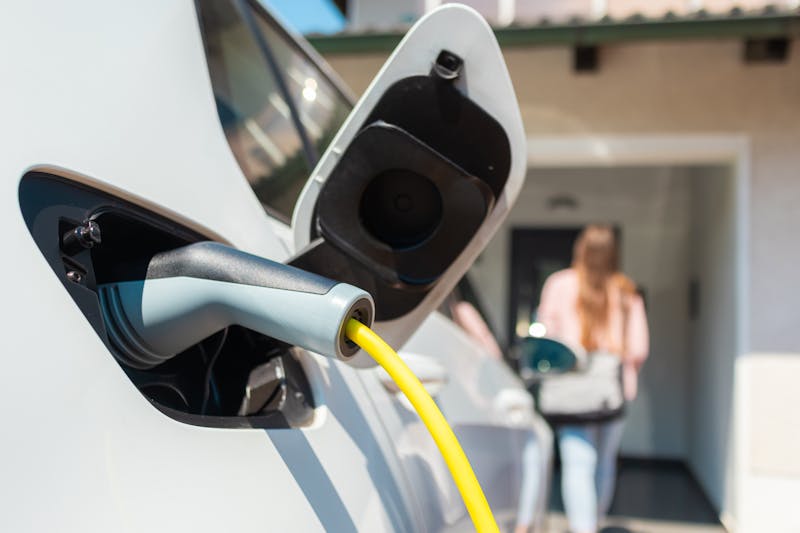 Als je thuis je elektrische auto oplaadt en zonnepanelen hebt, kun je een deel van de opgewekte zonne-energie daarvoor gebruiken.