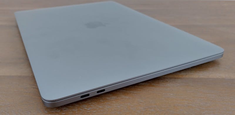 De MacBook Pro heeft twee Thunderbolt-poorten.