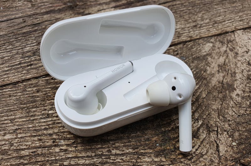 Het oplaaddoosje van de Honor Magic Earbuds kunnen de dopjes zo'n vijf keer volledig opladen.