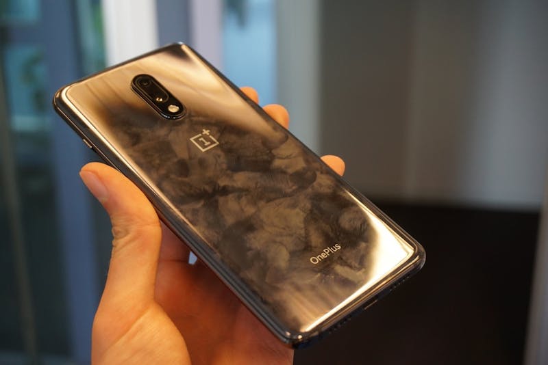 De OnePlus 7 is een ware vingerafdrukmagneet