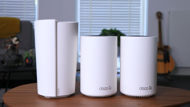 De TP-Link Deco X90, XE75 en XE75 Pro wifi-mesh-systemen naast elkaar.