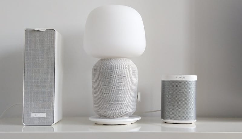 De SYMFONISK Tafellamp is een stuk groter dan de Sonos Play:1 (rechts).