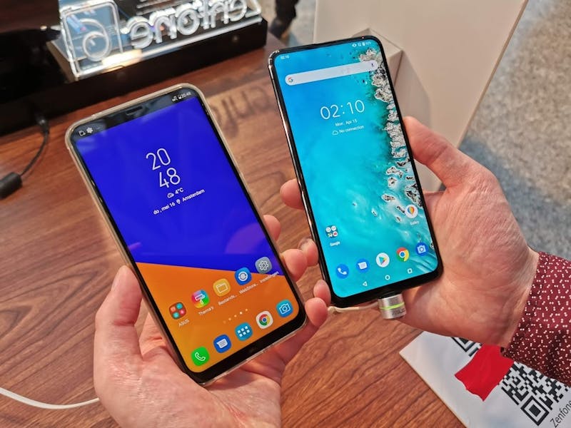 De Asus Zenfone 5Z (links) naast de Zenfone 6 met het nieuwe ZenUI 6