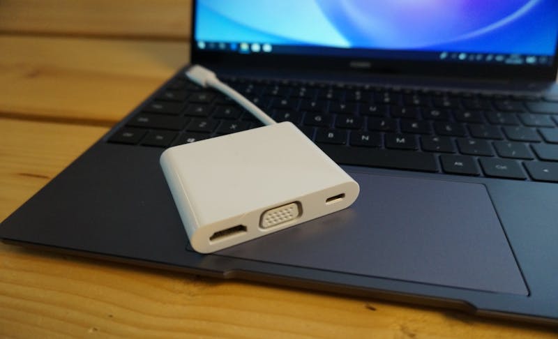 Huawei levert een dockje mee zodat je ook apparaten zonder usb-c kunt aansluiten.