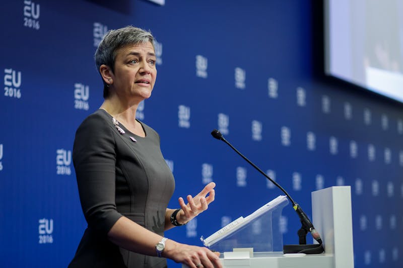 Margrethe Vestager van de Europese Commissie pleit al jaren voor het invoeren van een universele oplader.