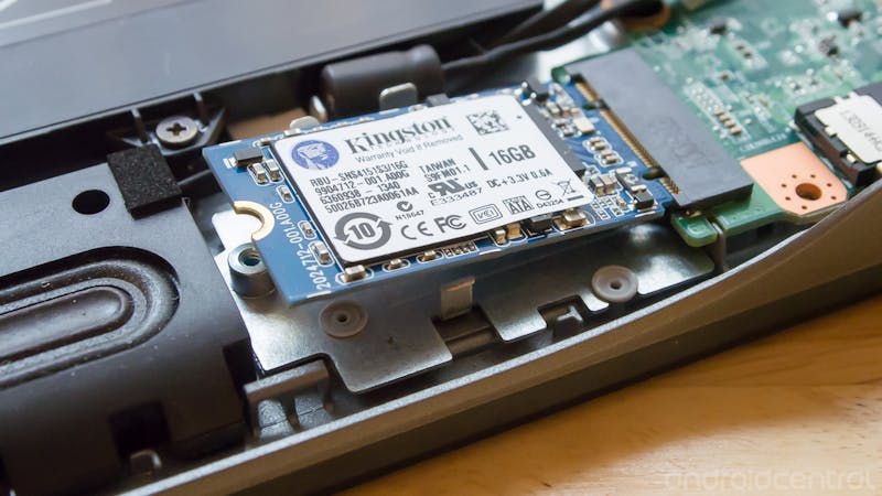 Een Chromebook met harde schijf weegt meer dan een model met ssd, let op dat je niet teveel meezeult.