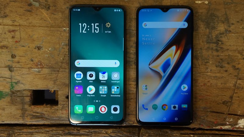 De Oppo RX17 Pro naast de OnePlus 6T (rechts)