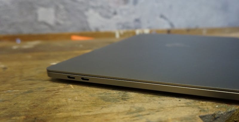 De MacBook Pro heeft aan beide kanten twee usb-c-poorten.