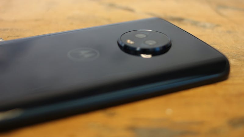 De camera van de Moto G6 Plus steekt behoorlijk ver uit de behuizing.