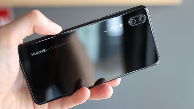 Aan de achterzijde van de Huawei P20 zit een dubbele camera.