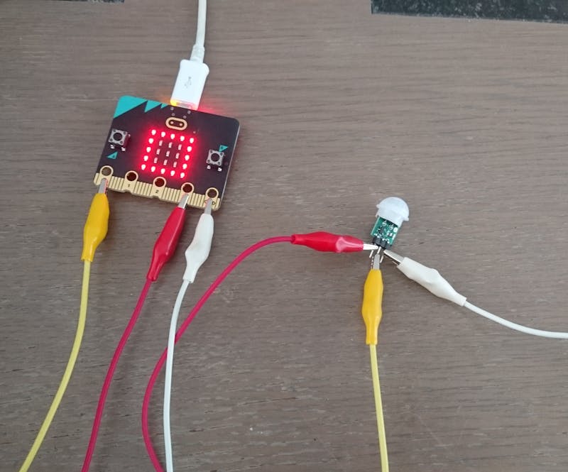 14 De BBC micro:bit 2 toont een vierkant als de PIR-sensor beweging detecteert.