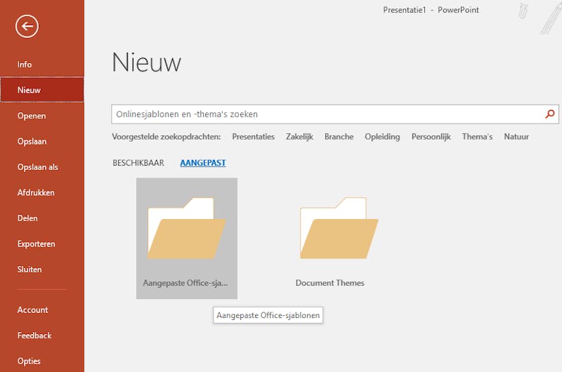 Tip 09 De map met sjabloonbestanden duikt netjes op naast die van de Office-thema’s.