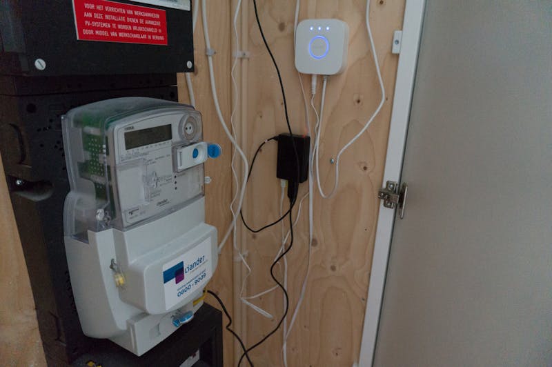 De Raspberry Pi 2B met daarop Domoticz hangt in de meterkast en is verbonden met de P1-poort van de slimme meter. De Philips Hue Bridge hangt ook in de meterkast.