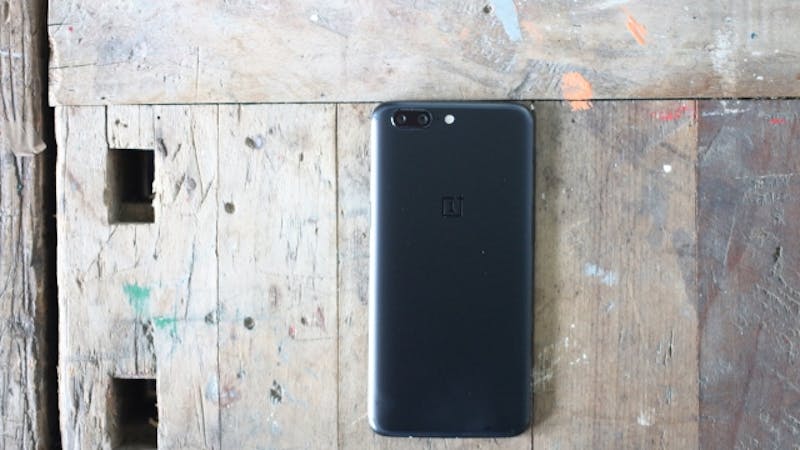 De achterkant van de OnePlus 5 is van metaal.