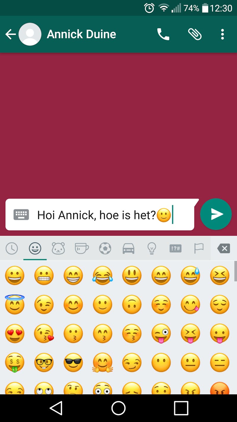 Tip 02 Voer je bericht aan je contactpersoon in. Je kunt het verfraaien met allerlei emoticons.