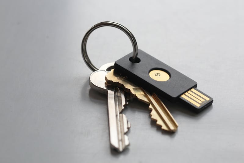 De YubiKey is een soort usb-stick die je kunt gebruiken voor tweestapsverificatie.