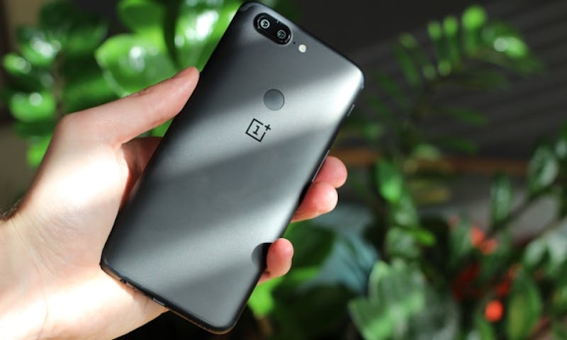 De vingerafdrukscanner zit aan de achterkant van de OnePlus 5T.