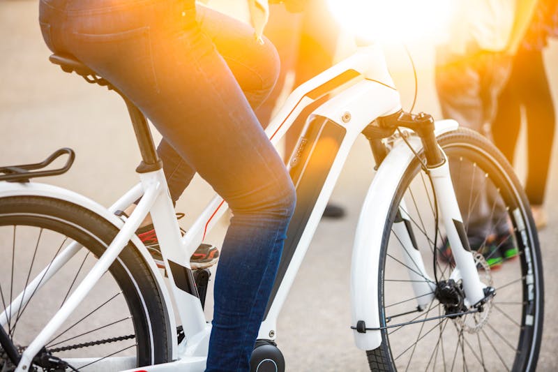 Man op urban bike