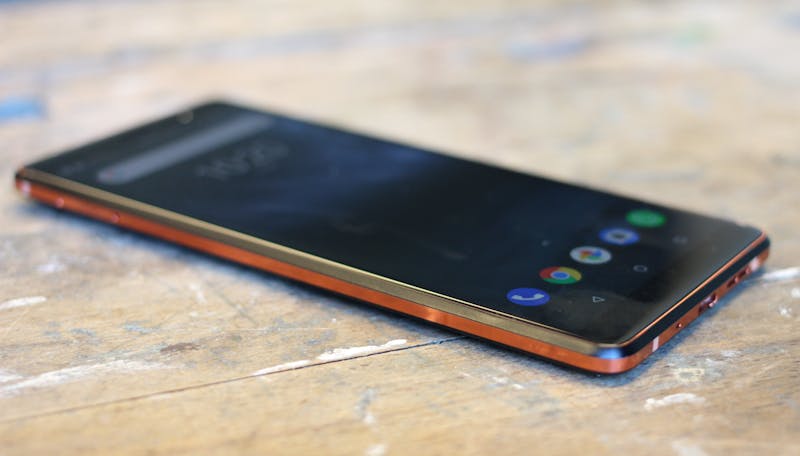 Door zijn koperen rand valt de Nokia 7 Plus erg op.