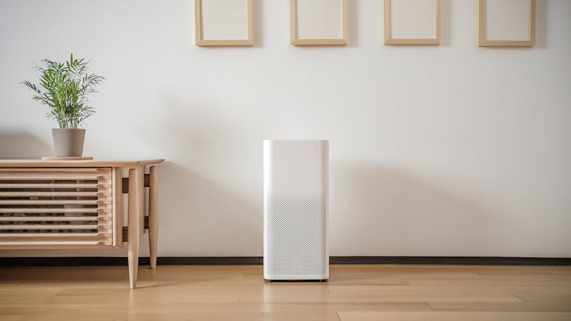 Tip 06 De Mi Air Purifier van Xiaomi zuivert de lucht en meet constant de temperatuur en luchtvochtigheid.