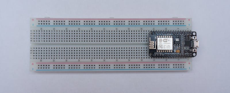 02 Prik de NodeMCU in een breadboard om eenvoudig componenten aan te sluiten.