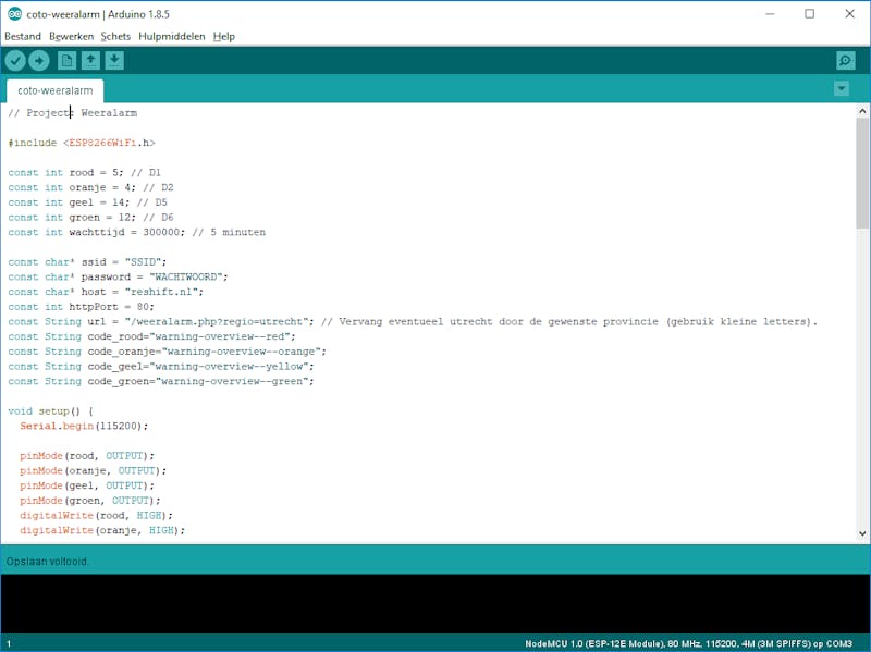 05 Je programmeert een Arduino via de ontwikkelomgeving, met de knopjes linksboven kun je de code controleren en uploaden.