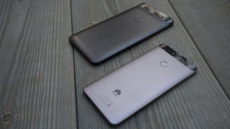 De Huawei Nova naast zijn evenknie: de Nexus 6P.