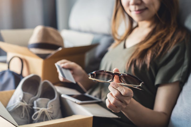 Vrouw met gekocht producten op de bank