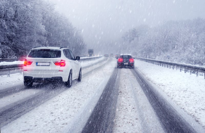 Auto's op een besneeuwde weg