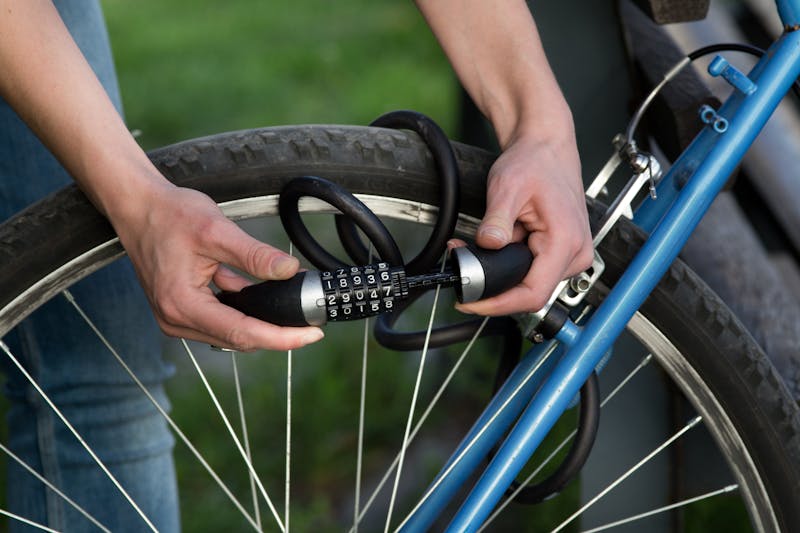 Man die fiets op slot zet met cijferslot