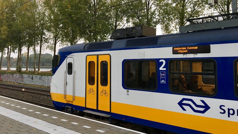 NS-trein op perron met fietslogo op de deuren