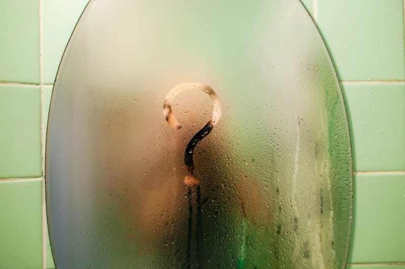 Beslagen spiegel in de badkamer