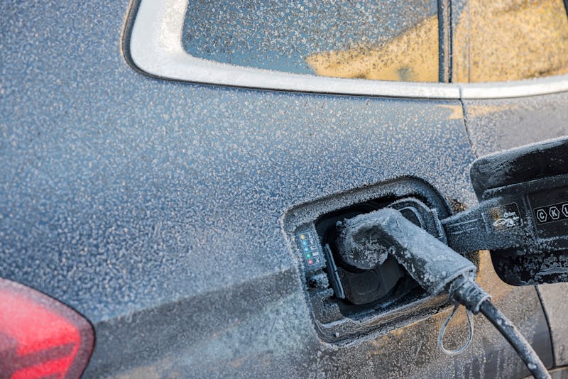 elektrische auto met bevroren lader