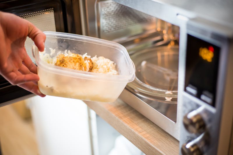 eten opwarmen in de magnetron