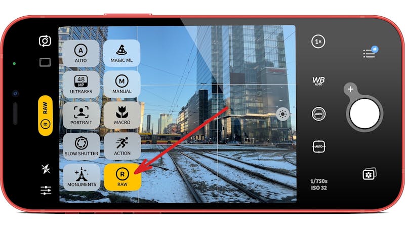 iPhone met foto-app Camera+, pijl naar RAW-knop