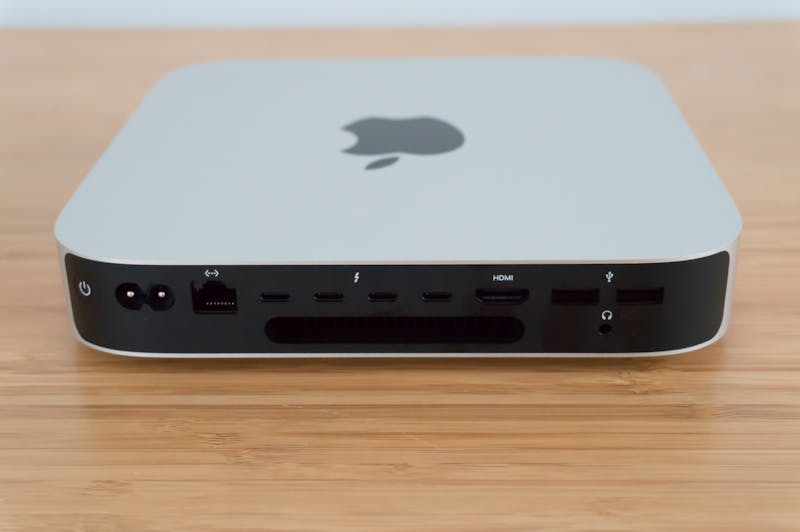 De aansluitingen van de Mac mini met M2-processor.