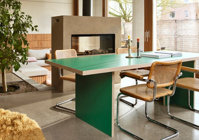 interieur met groene tafel