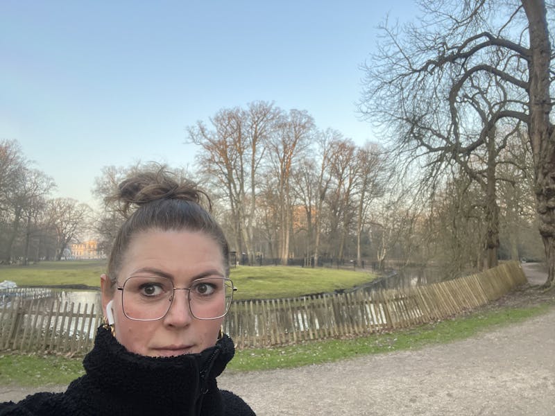 Peggy bij het hertenkamp in de Haarlemmer Hout