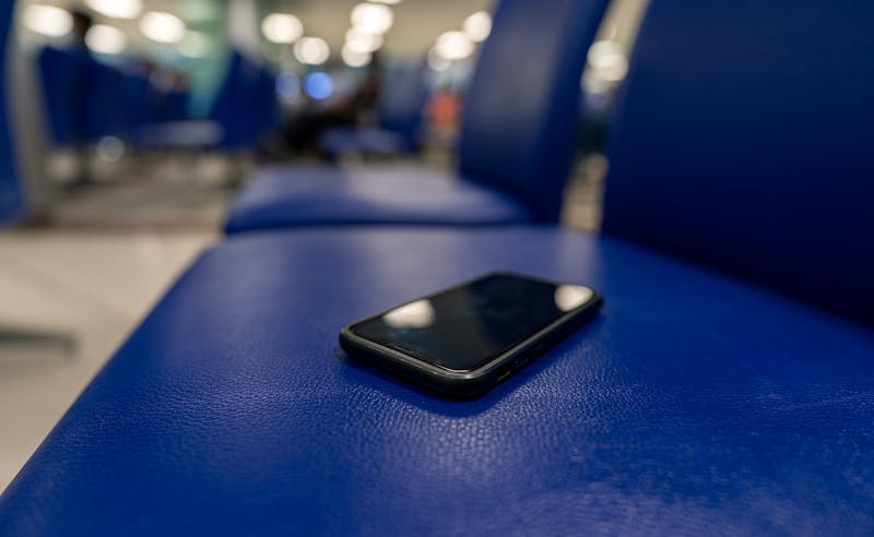 Vergeten smartphone in wachtruimte luchthaven