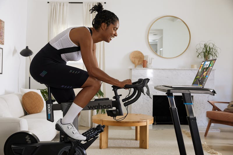 Vrouw op indoor fietstrainer