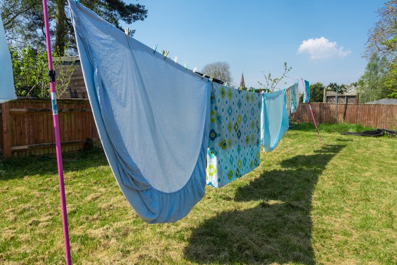 Beddengoed hangt buiten te drogen