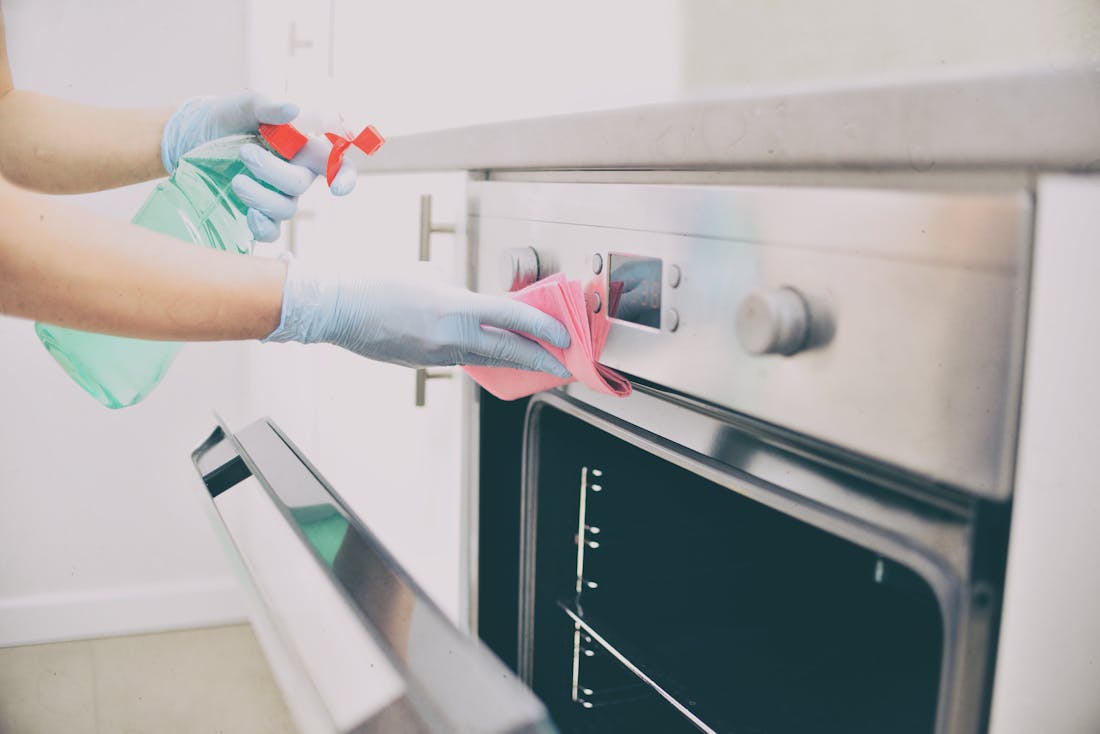 Hoe krijg je de oven het best schoon? In 4 stappen weer als nieuw