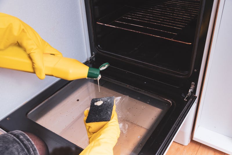 Vieze oven schoonmaken