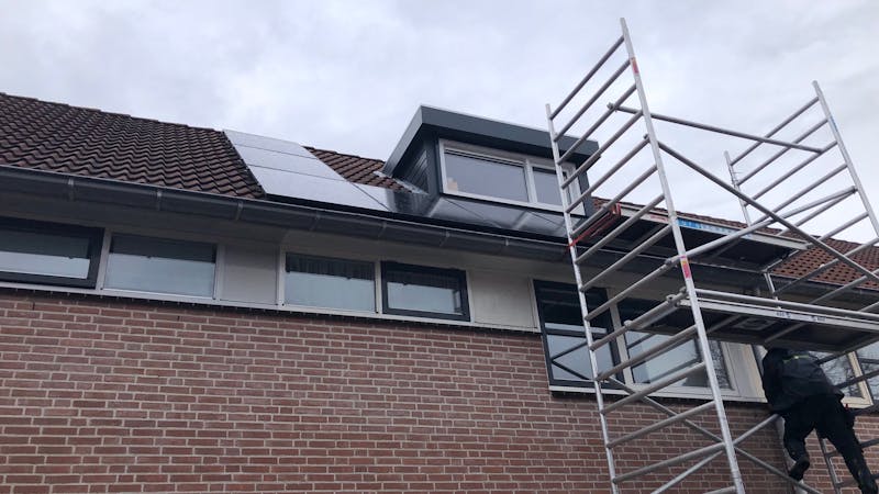 Steiger en dak met zonnepanelen