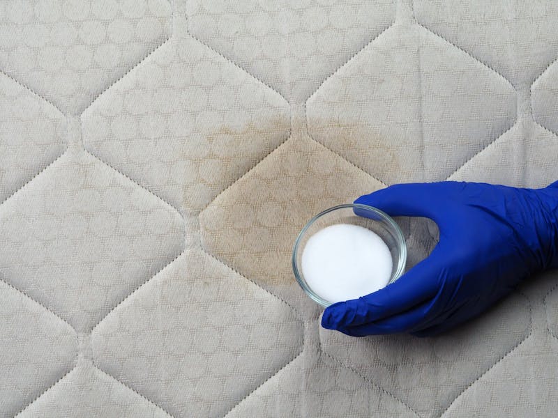 Matras schoonmaken met baking soda