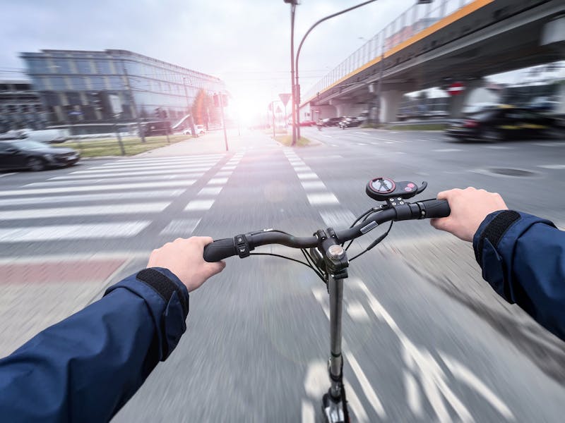 E-bike gaat snel bij een kruispunt